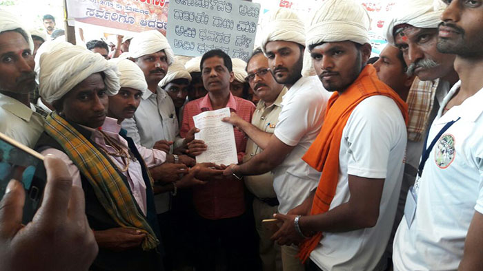 ವಿವಿಧ ಬೇಡಿಕೆಗಳನ್ನು ಈಡೇರಿಸುವಂತೆ ಒತ್ತಾಯಿಸಿ ಧನಗರ ಗೌಳಿ ಸಮುದಾಯದಿಂದ ತಹಶೀಲ್ದಾರರಿಗೆ ಮನವಿ